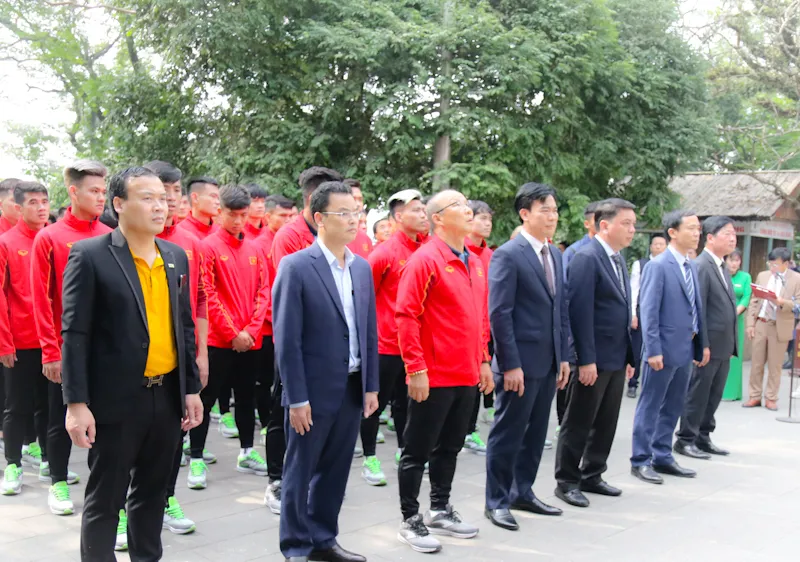 Lãnh đạo VFF cùng tập thể BHL, cầu thủ ĐTQG và U22 Việt Nam tại khu di tích Quốc gia Đền Hùng