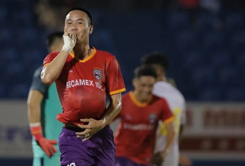 Văn Vũ tiếp tục thể hiện vai trò thủ lĩnh trong đội hình B.Bình Dương. Ảnh: DŨNG PHƯƠNG