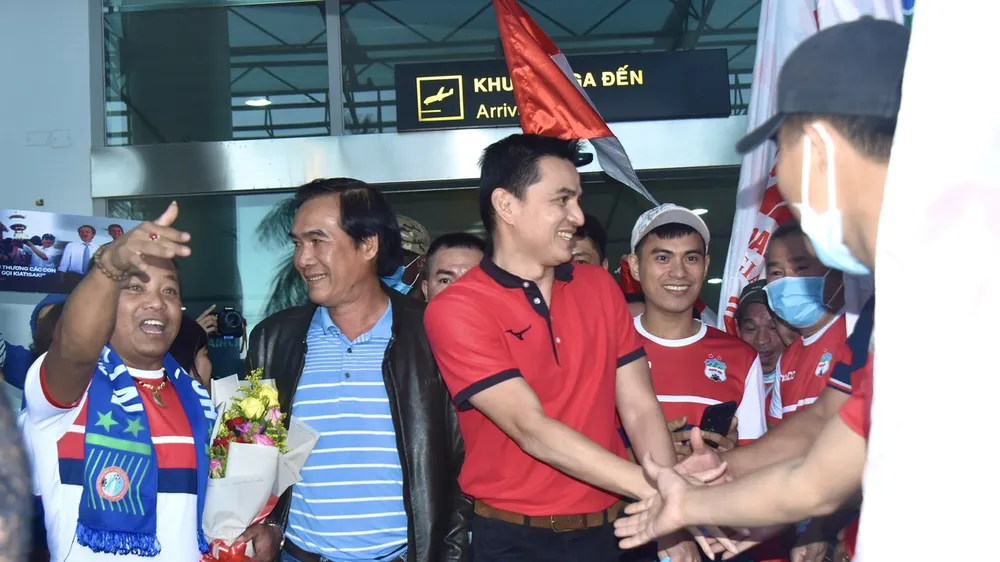 Ông Huỳnh Văn Ảnh cùng đông đảo khán giả ra sân bay chào đón HLV Kiatisak. Ảnh: Anh Tiến