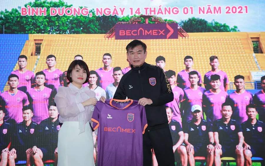 HLV Phan Thanh Hùng cùng đại diện nhà tài trợ giới thiệu mẫu áo thi đấu ở mùa bóng 2021. Ảnh: DŨNG PHƯƠNG