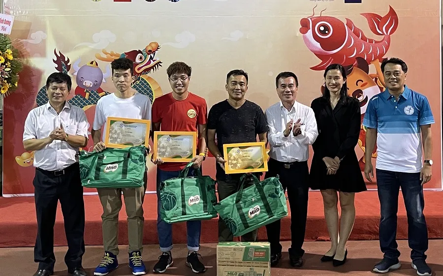 Ban tổ chức cùng nhà tài trợ trao thưởng cho các tác giả đoạt giải