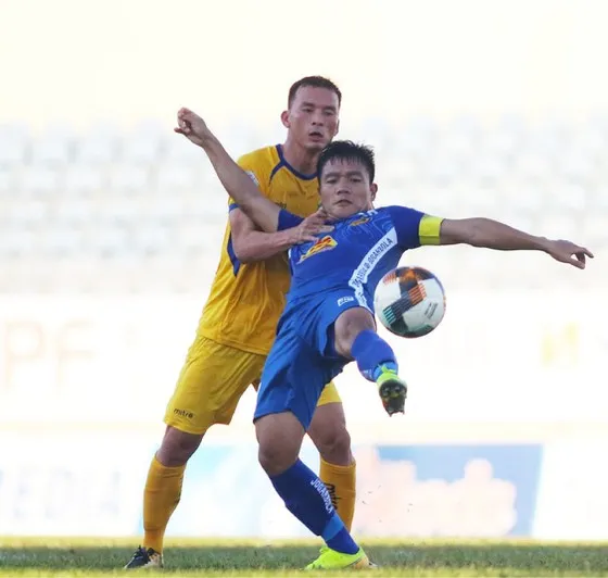 Đinh Thanh Trung và các đồng đội hướng mục tiêu thăng hạng V-League 2022. Ảnh: Viết Định