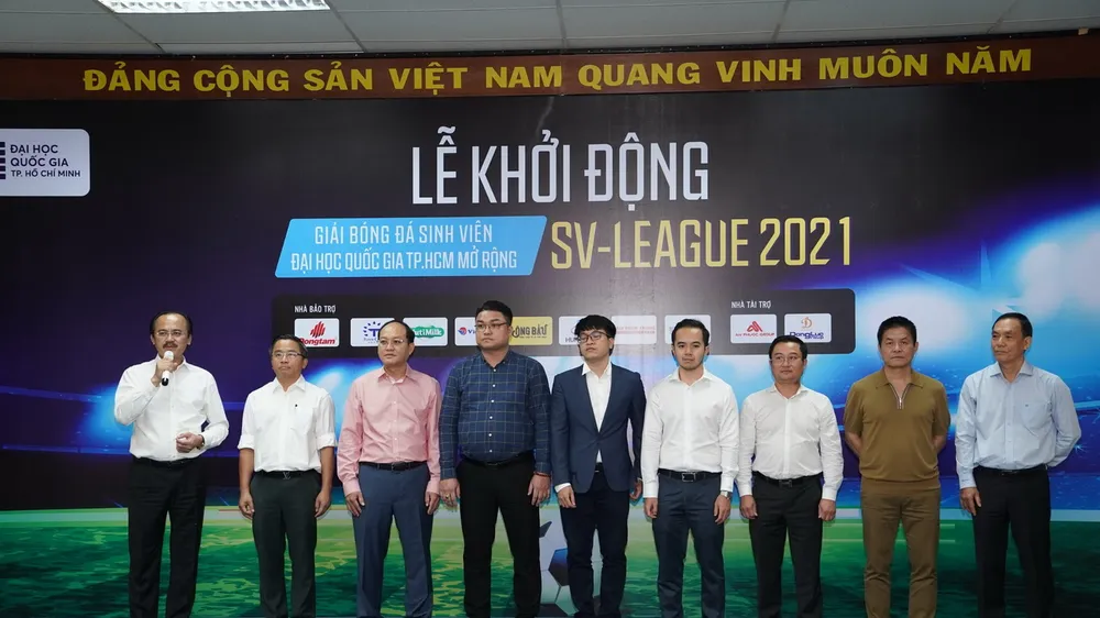 Bầu Thắng trong phần phát biểu chào mừng lãnh đạo, đại diện các doanh nghiệp cùng tham gia đồng hành với các đội ở giải năm nay. Ảnh: DŨNG PHƯƠNG
