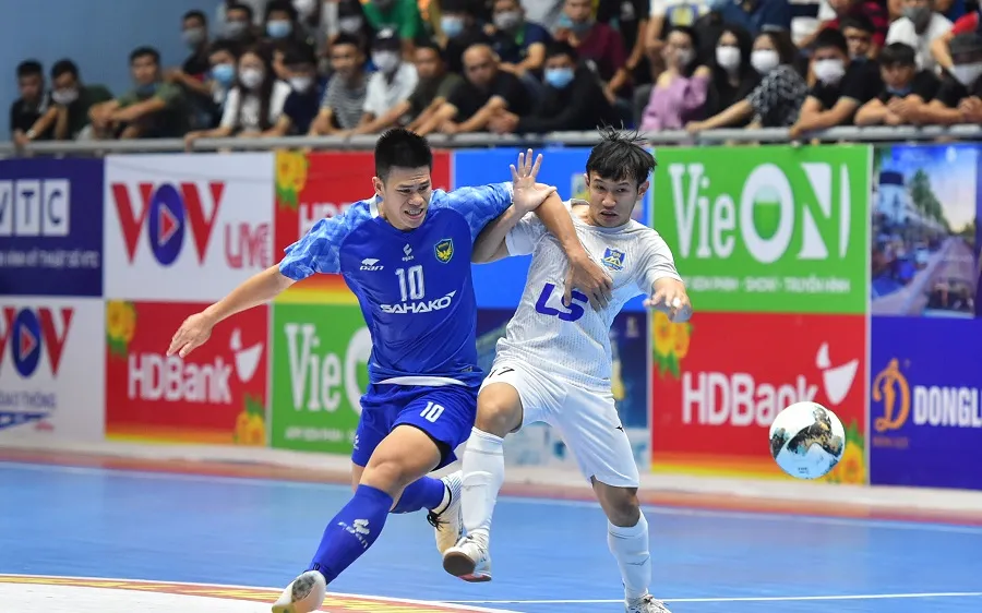 Sahako (áo trắng) vô địch lượt đi sau khi hòa 0-0 trước Thái Sơn Nam