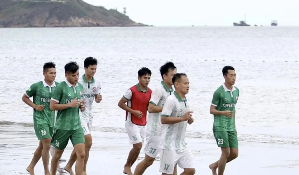 Cầu thủ Topenland Bình Định rèn thể lực bên bờ biển Quy Nhơn 