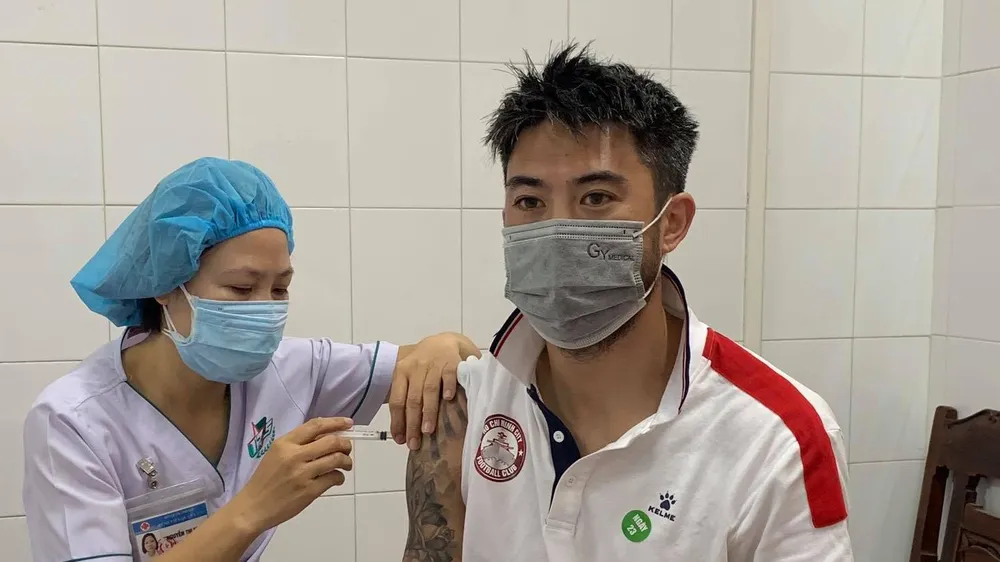 Lee Nguyễn được tiêm mũi 1 vaccine ngừa Covid-19 trước khi trở về Mỹ