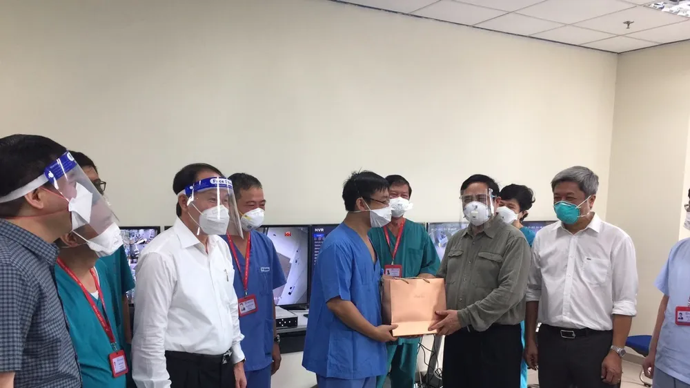 Thủ tướng Chính phủ Phạm Minh Chính, Trưởng Ban chỉ đạo Quốc gia phòng, chống dịch Covid-19 đến thăm hỏi và động viên các y bác sĩ tại Bệnh viện Cấp cứu hồi sức tỉnh Bình Dương