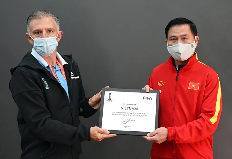 Đại diện FIFA trao bảng danh vị tham dự VCK FIFA futsal World Cup 2021 cho Trưởng đoàn Trần Anh Tú