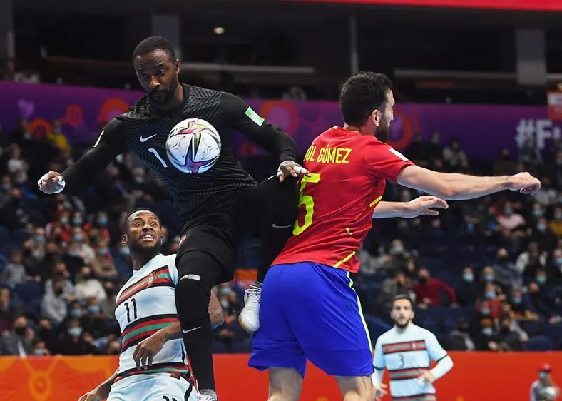 Một pha sóng gió trước khung thành thủ môn Bebe (BĐN). Ản: FIFA