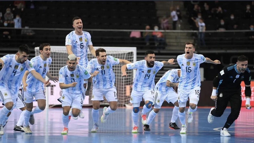 Argentina đến gần mục tiêu bảo vệ Cúp vô địch sau khi vượt qua Brazil. Ảnh: Getty