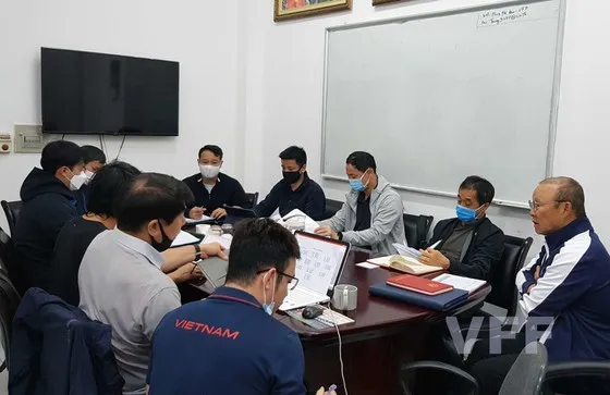Hiện tại, lương của HLV Park Hang-seo cùng ê kíp trợ lý do hai tập đoàn Hưng Thịnh và Vinhgroup hỗ trợ VFF chi trả