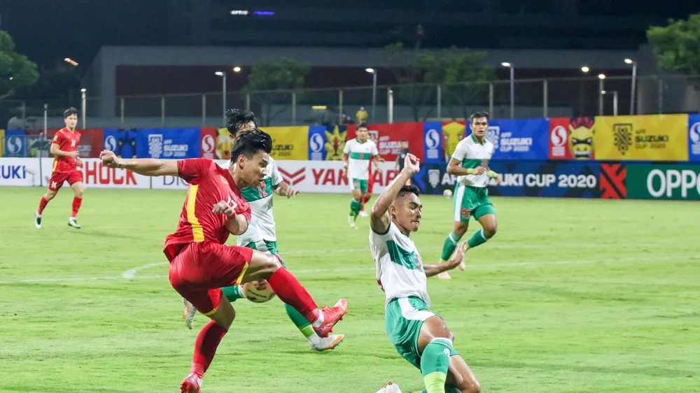 Hậu vệ Indonesia lao vào cản bóng trước cú sút của Văn Thanh. Ảnh: ĐOÀN NHẬT