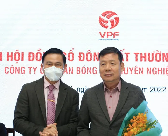 Chủ tịch VPF Trần Anh Tú tặng hoa chúc mừng ông Bùi Xuân Hòa