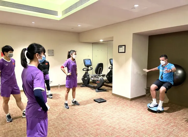 Các cầu thủ cùng trợ lý HLV tại phòng tập gym ở khách sạn