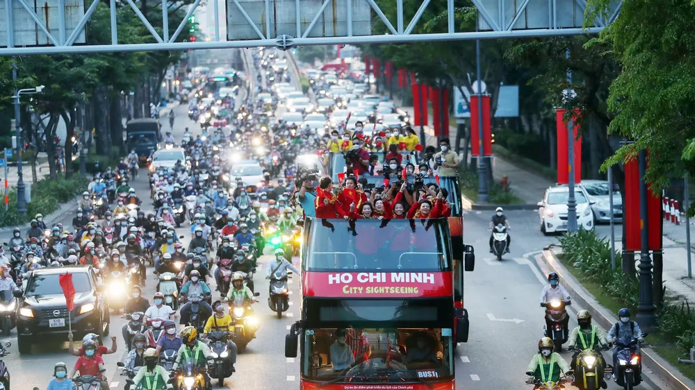 Các cô gái Vàng TPHCM về Thành phố vào chiều 11-2. Ảnh: DŨNG PHƯƠNG