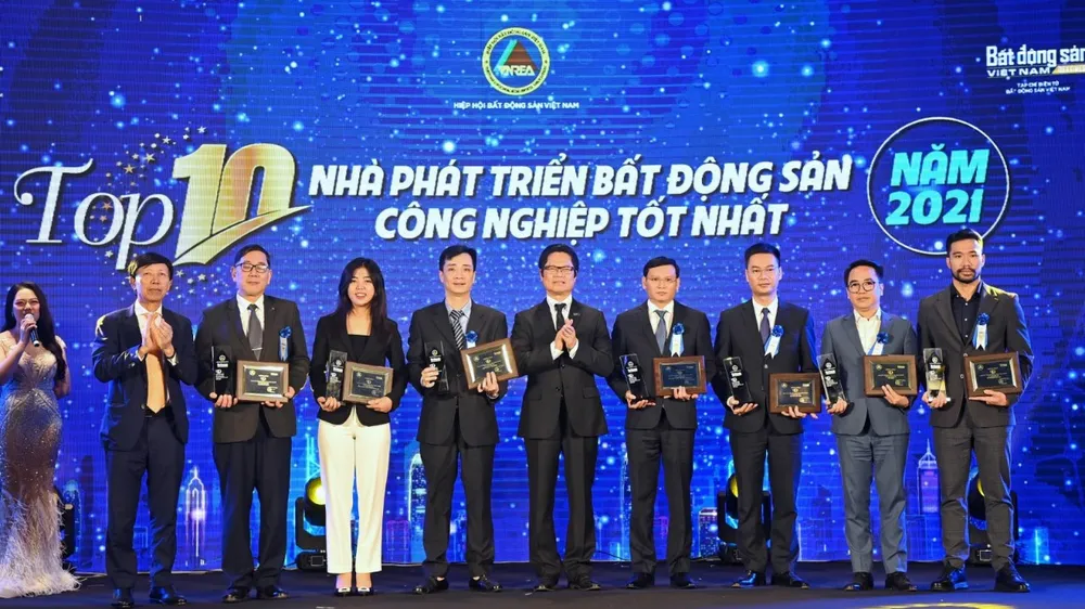 Đại diện lãnh đạo Becamex IDC cùng lãnh đạo các đơn vị nhận danh hiệu TOP10 nhà phát triển bất động sản công nghiệp tốt nhất năm 2021