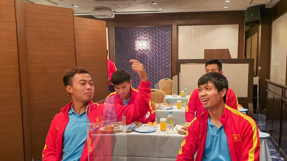 Bữa ăn đầu tiên của đội tuyển khi đến Nhật Bản