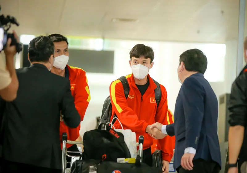 Lãnh đạo VFF chào đón đội tuyển Việt Nam trở về tại sân bay Nội Bài