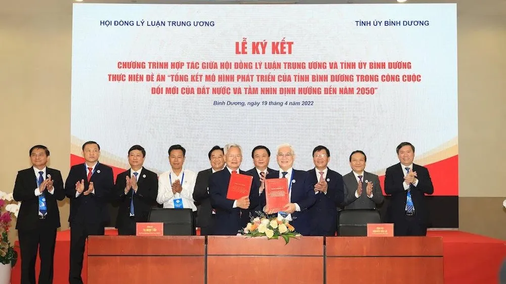 Tỉnh uỷ Bình Dương ký kết Biên bản phối hợp với Hội đồng lý luận Trung ương thực hiện Đề án Tổng kết mô hình phát triển của tỉnh Bình Dương