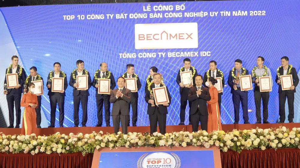 Ông Nguyễn Văn Thanh Huy, Phó Tổng Giám đốc Tổng công ty Becamex IDC nhập giấy chứng nhận từ Ban Tổ chức Lễ công bố Top 10 công ty bất động sản công nghiệp uy tín năm 2022
