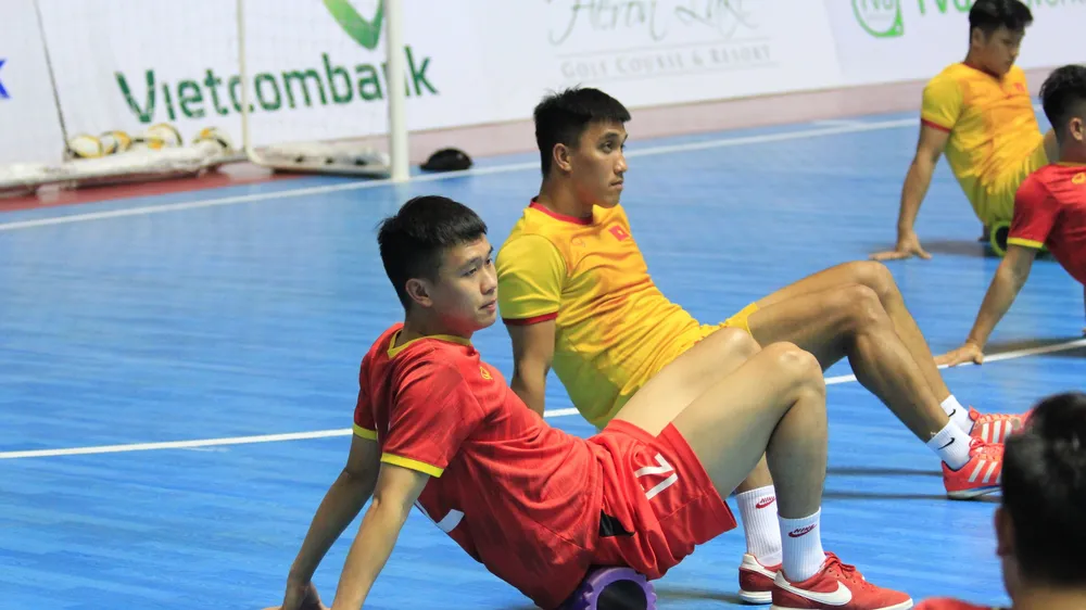 Các cầu thủ thả lỏng trên sân tập ngày 12-5