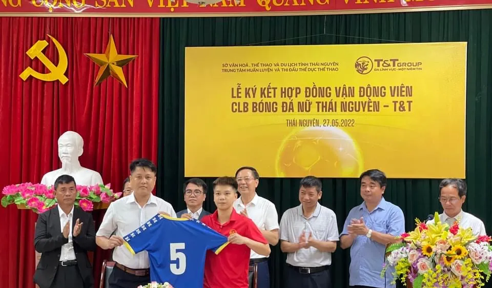 Hoài Lương trong buổi ra mắt cùng CLB Thái Nguyên. Ảnh: FBNV