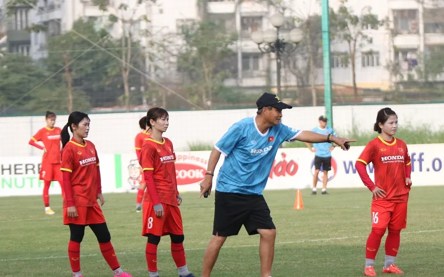 Thầy trò đội tuyển trên sân tập chuẩn bị cho AFF Cup nữ 2022