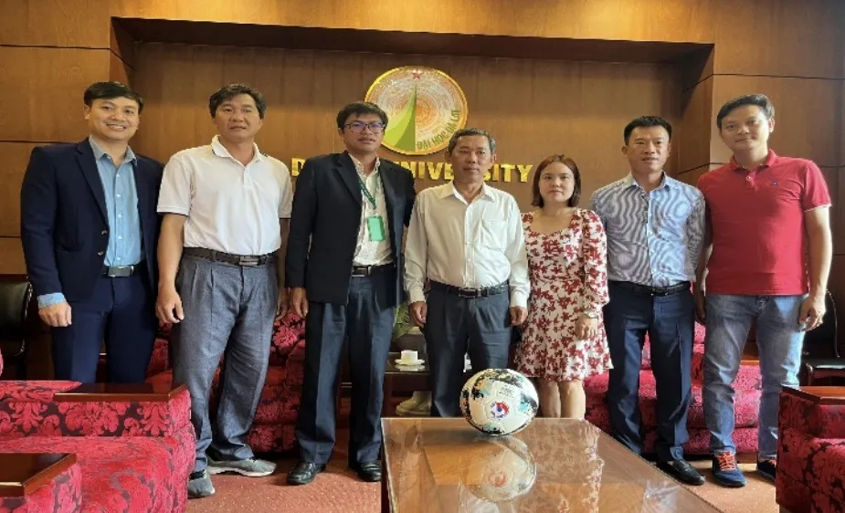 BTC giải chụp hình lưu niệm cùng đại diện các đội bóng sinh viên của trường Đại học Đà Lạt