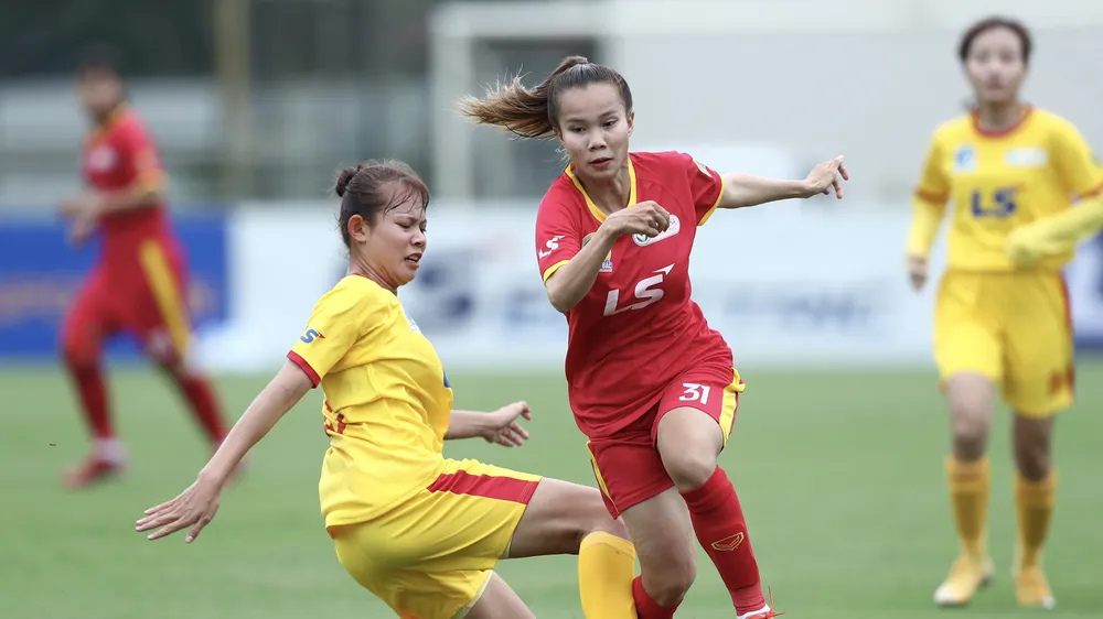 Đội nữ TPHCM I (áo đỏ) thắng cách biệt 6-0 trước "đàn em" TPHCM II ở vòng 2