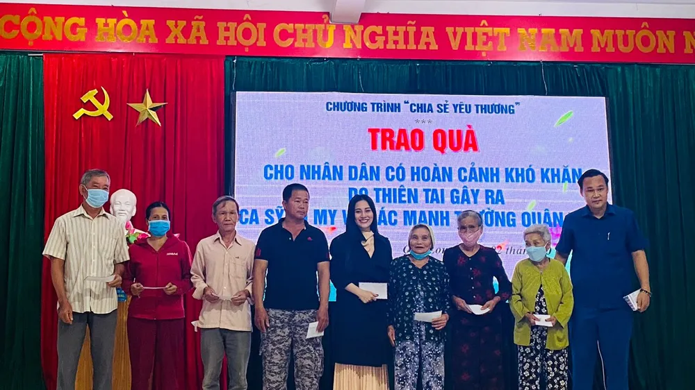 Ca sĩ Tố My cùng những người bạn đến với đồng bào tỉnh Quảng Nam gặp khó khăn sau bão Noru