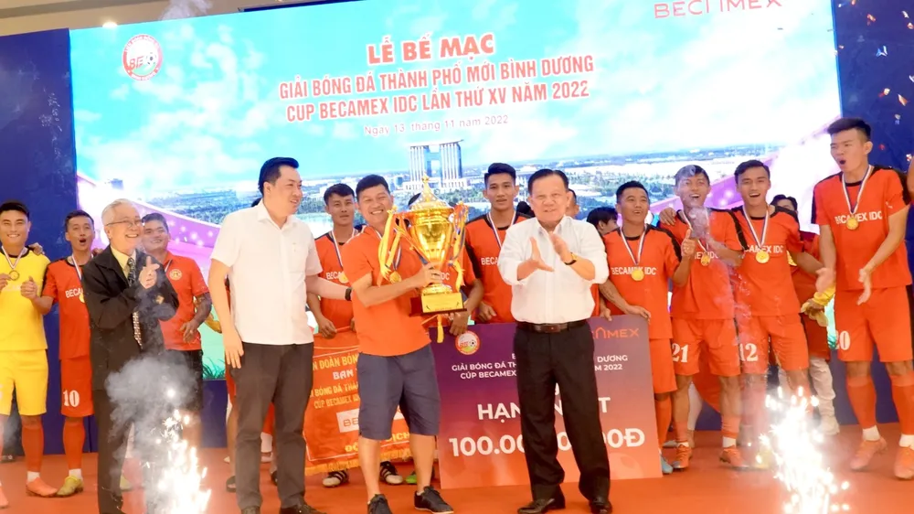Ông Nguyễn Văn Hùng, Chủ tịch HĐQT Tổng Công ty Becamex IDC và ông Cao Văn Chóng, Phó Giám đốc Sở VH-TT&DL Bình Dương trao Cúp vô địch cho Bambo FC