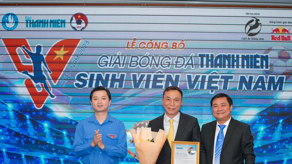 Lãnh đạo Đoàn TNCS Hồ Chí Minh và báo Thanh Niên đã tặng hoa chúc mừng ông Trần Quốc Tuấn vừa được tín nhiệm giữ chức Chủ tịch VFF