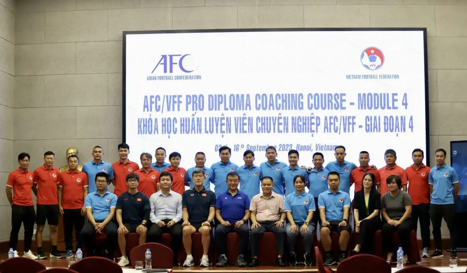 Các học viên cùng Ban tổ chức lớp họp chụp ảnh luu niệm tại buổi khai giảng