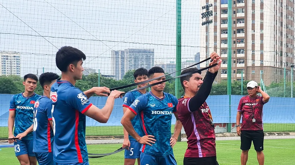 Trợ lý José Brandi Regato Neto trong buổi tập đầu tiên cùng đội tuyển Olympic vào ngày 11-9