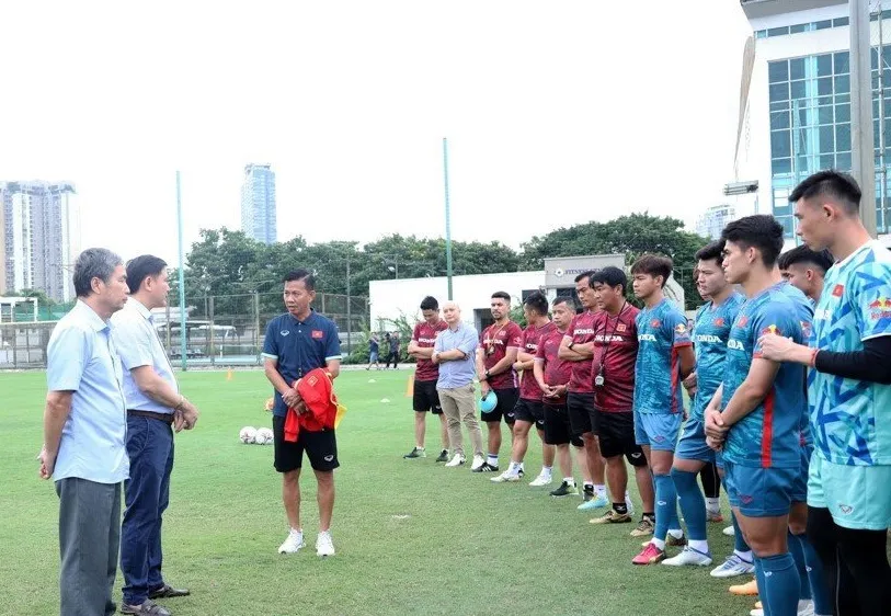 Phó chủ tịch VFF Trần Anh Tú gặp mặt, động viên đội Olympic Việt Nam trước ngày lên đường