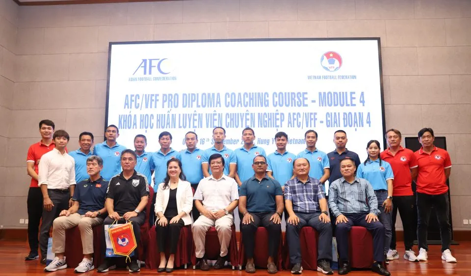 Ban tổ chức cùng thầy trò khóa học chụp ảnh lưu niệm