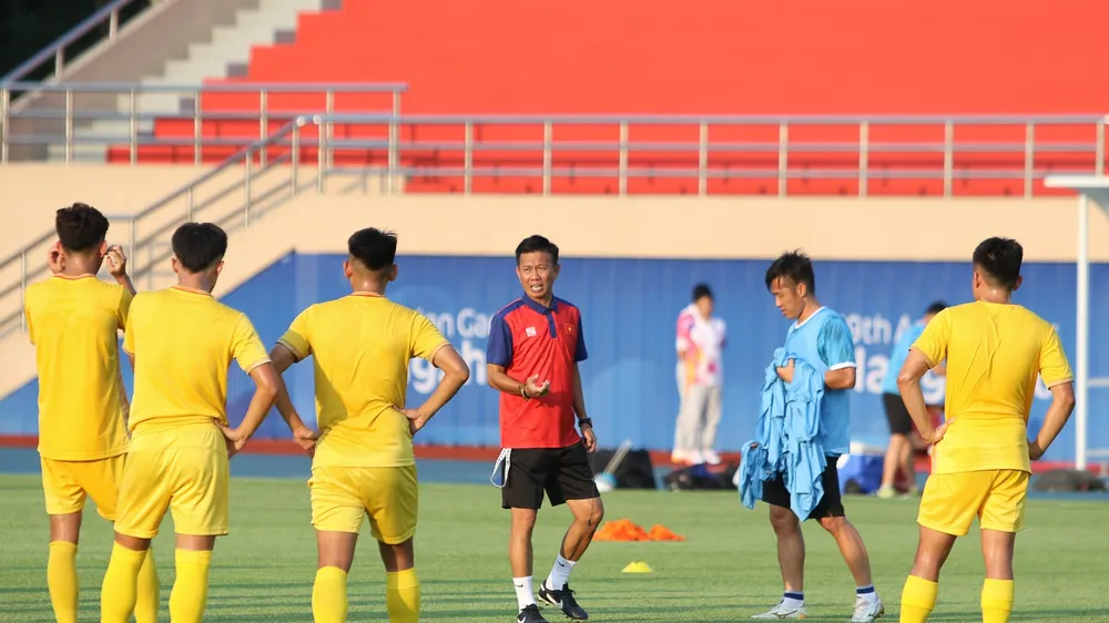 Buổi tập của đội Oympic Việt Nam trên sân cỏ vào chiều 17-9