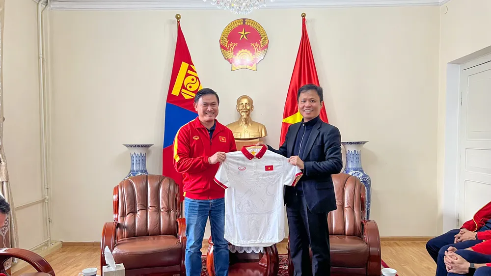 Phó Chủ tịch LĐBĐVN Trần Anh Tú trao tặng Đại sứ Doãn Khánh Tâm áo đấu lưu niệm của đội tuyển