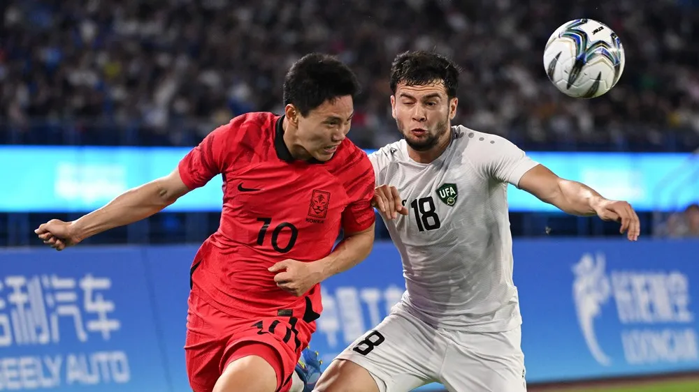 Olympic Hàn Quốc (áo đỏ) giành vé vào chung kết sau chiến thắng trước Olympic Uzbekistan. Ảnh: Reuters
