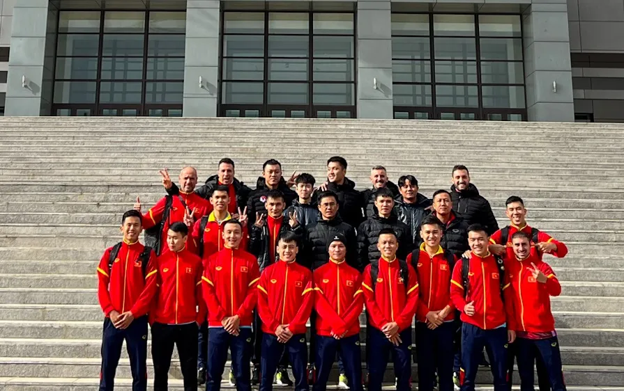 Đội tuyển futsal Việt Nam chụp ảnh lưu niệm trước Nhà thi đấu Buyant Ukhaa.