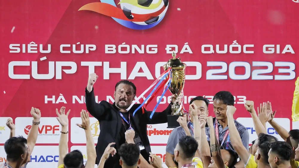 HLV Popov cùng các học trò đã giành chiến thắng thuyết phục ở trận Siêu Cup 2023. Ảnh: MINH HOÀNG