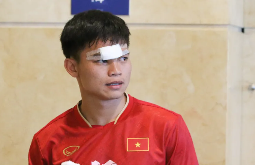 Hồ Văn Cường bị chấn thương ở trận gặp đội tuyển Trung Quốc