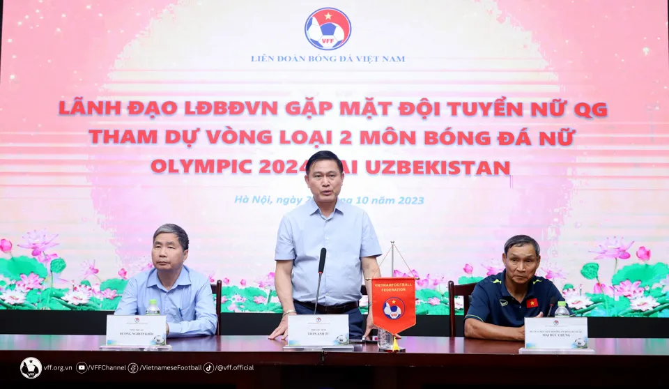 Phó chủ tịch LĐBĐ Việt Nam Trần Anh Tú động viên đội tuyển nữ Việt Nam trước khi lên đường sang Uzbekistan
