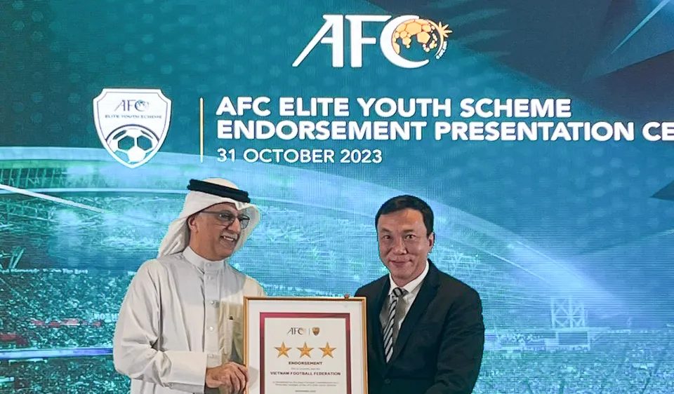 Chủ tịch AFC Salman bin Ibrahim Al Khalifa trao Chứng thư cho Chủ tịch LĐBĐ Việt Nam Trần Quốc Tuấn