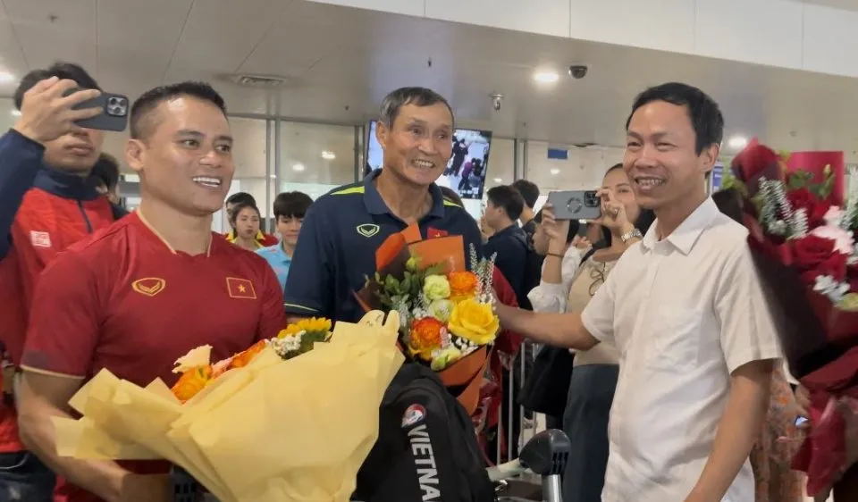 Thay mặt VFF, Phó TTK Nguyễn Minh Châu đã ra sân bay chào đoàn thầy trò HLV Mai Đức Chung