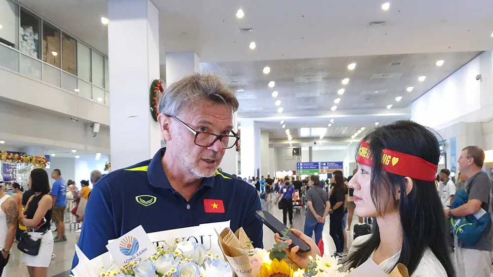 Người hâm mộ chào đón đội tuyển Việt Nam khi đội vừa đến Manila