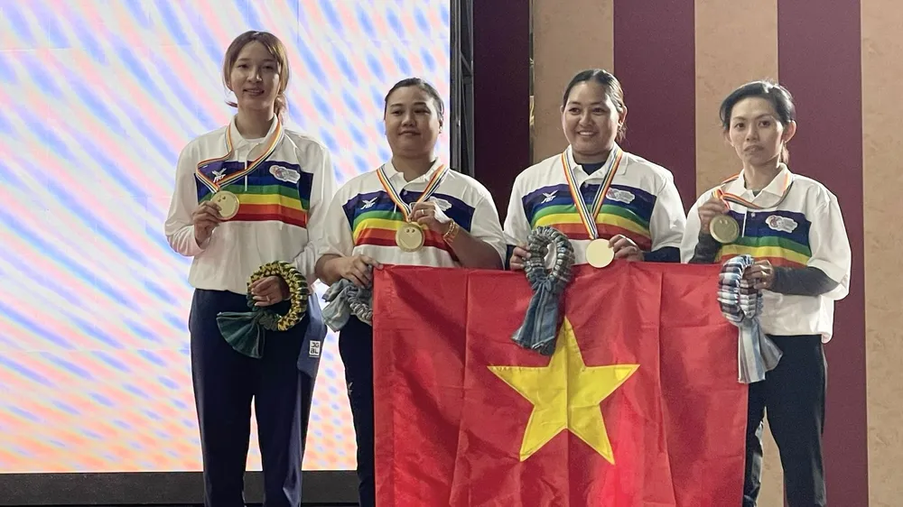 Các cô gái Việt Nam bước lên bục cao nhất giành Huy chương vàng bi sắt thế giới nội dung ba nữ