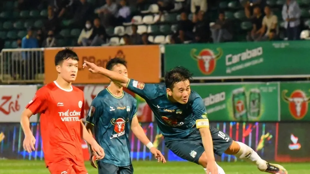 Minh Vương ghi bàn mở tỷ số nhưng không cứu vãn trận thua của HA.GL