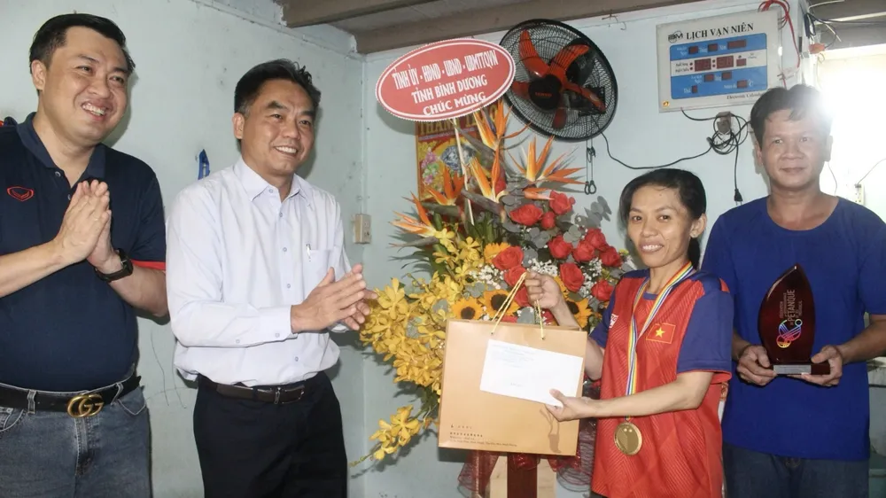 Ông Nguyễn Lộc Hà – Phó Chủ tịch UBND tỉnh Bình Dương và ông Cao Văn Chóng - Phó Giám đốc Sở VH-TT&DL tỉnh Bình Dương tới thăm và chúc mừng VĐV Trịnh Thị Kim Thanh tại nhà riêng ở huyện Nhà Bè - TPHCM.