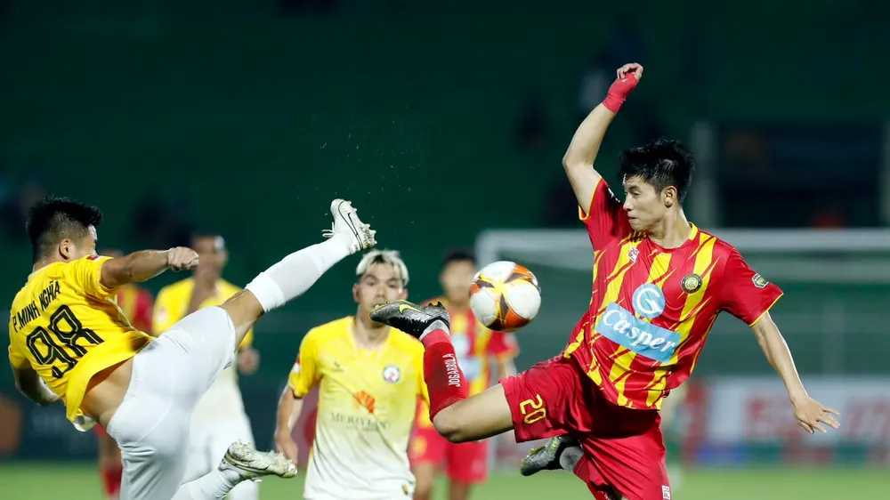 Cuộc so tài giữa Bình Định (áo đỏ) và Thanh Hóa trên sân Quy Nhơn ở vòng 5 V-League 2023-2024. Ảnh: TUẤN HỮU